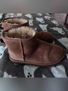 UGG Classic Mini Chesnut size 7